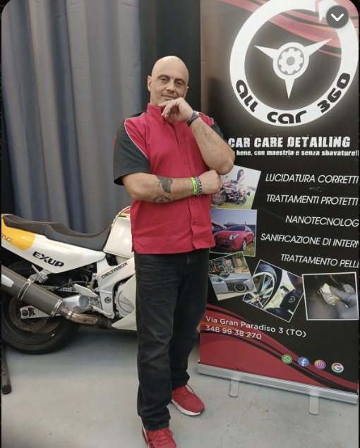 Il fondatore di AllCar360 nel suo studio di detailing a Torino